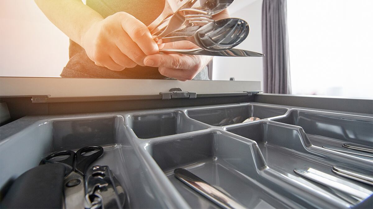 Adiós a los cubiertos desordenados en la cocina: este organizador tiene el hueco suficiente para meter todos los utensilios