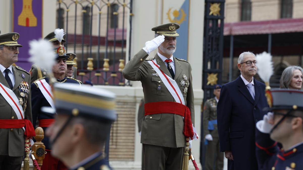 El rey preside el 40 aniversario de la jura de bandera de la promoción con la que inició su instrucción militar