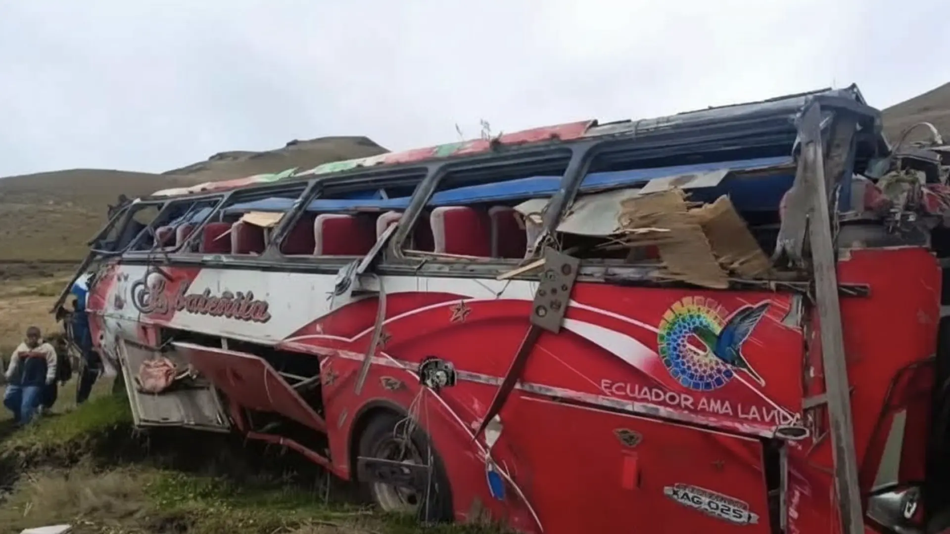 Tragedia en los Andes: Al menos 13 muertos tras caer un autobús por la ladera de una montaña en Ecuador