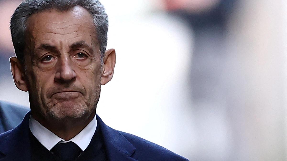La justicia francesa decide hoy si pone en libertad condicional a Sarkozy