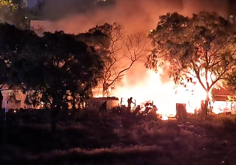 Un incendio y varias explosiones calcinan un asentamiento chabolista de Barcelona