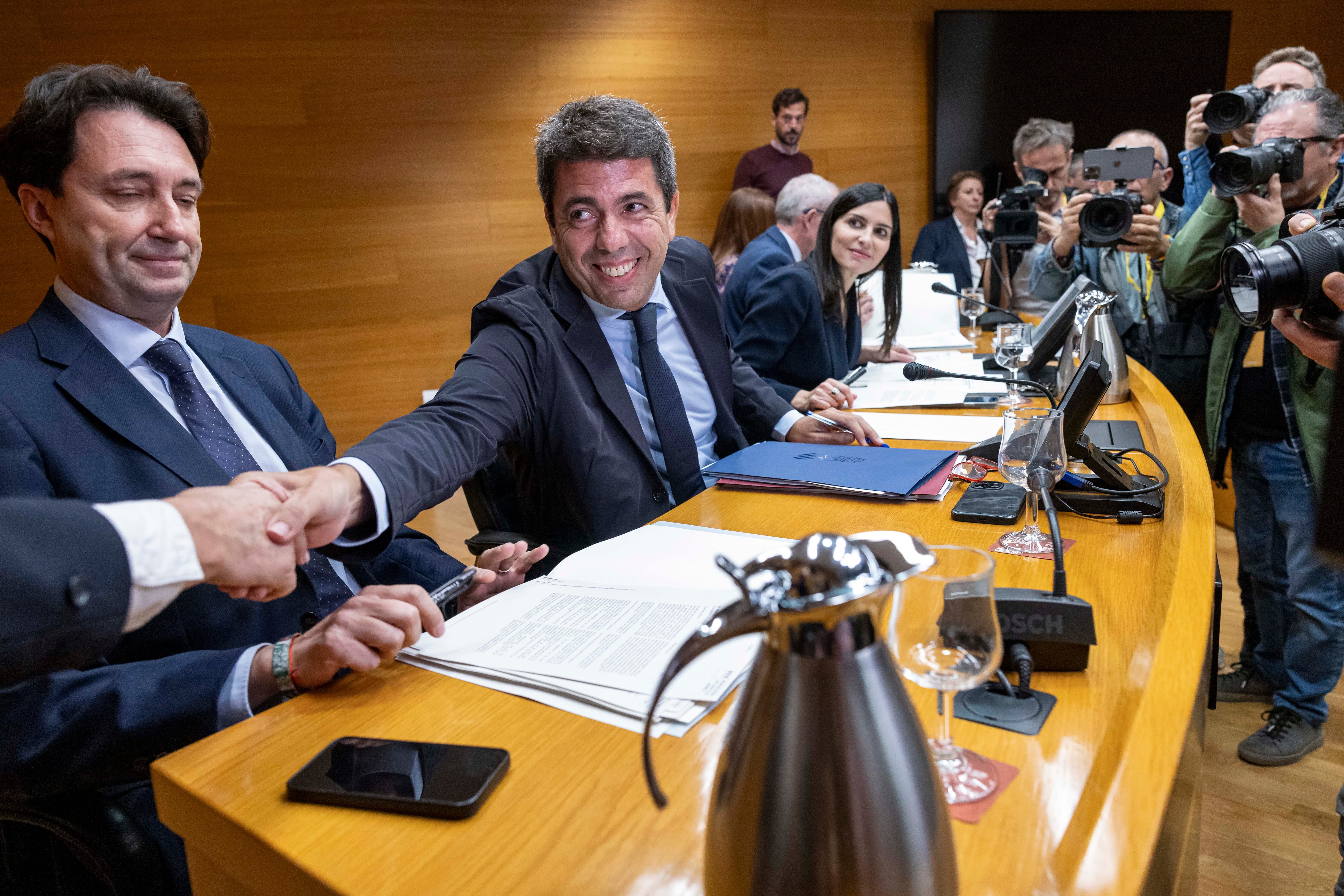 Mazón llega a la comisión de la dana del Congreso con un formato más incómodo y diferente que en Les Corts