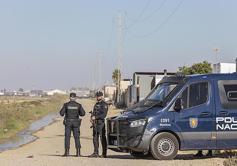 Los chalecos de la Policía no paran las armas de guerra de los narcos