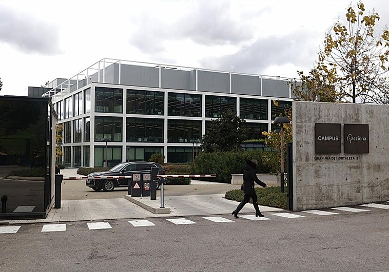 La multinacional suspende cautelarmente de sus funciones a los dos directivos investigados