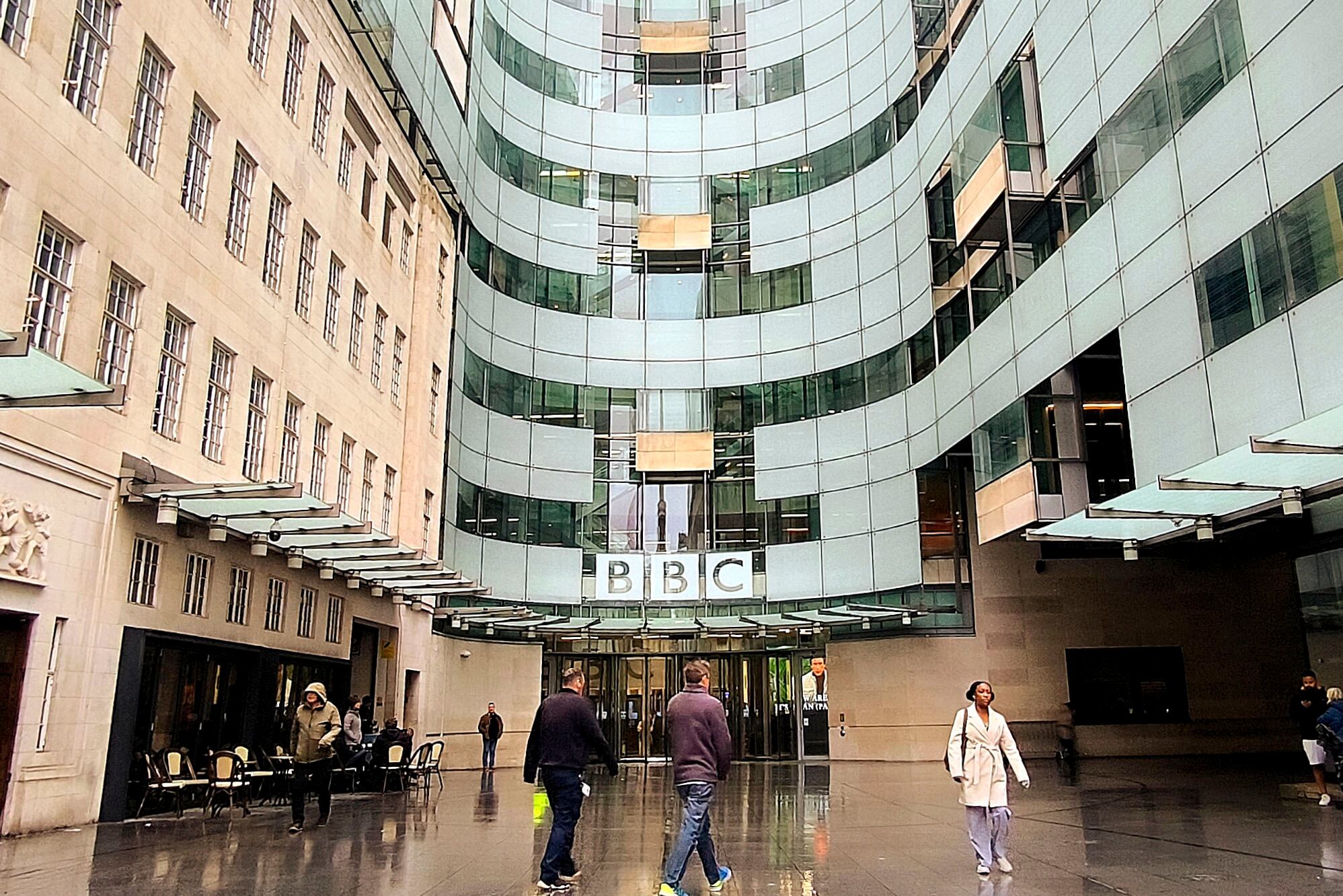 La batalla por la libertad de prensa: la BBC muestra firmeza frente a Trump