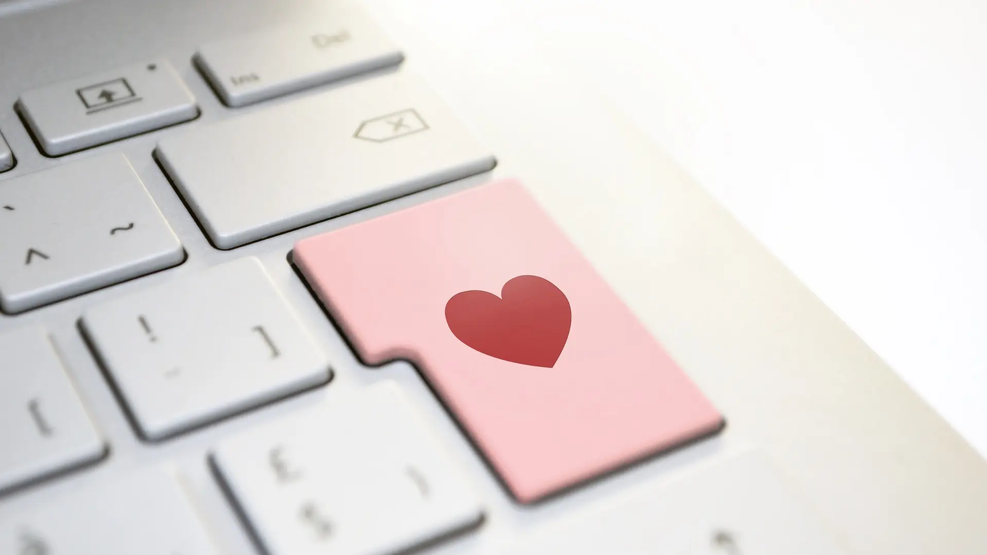 Nuestros primeros pasos ligando online: Badoo cumple años y nos recuerda cómo era internet antes del 'match'