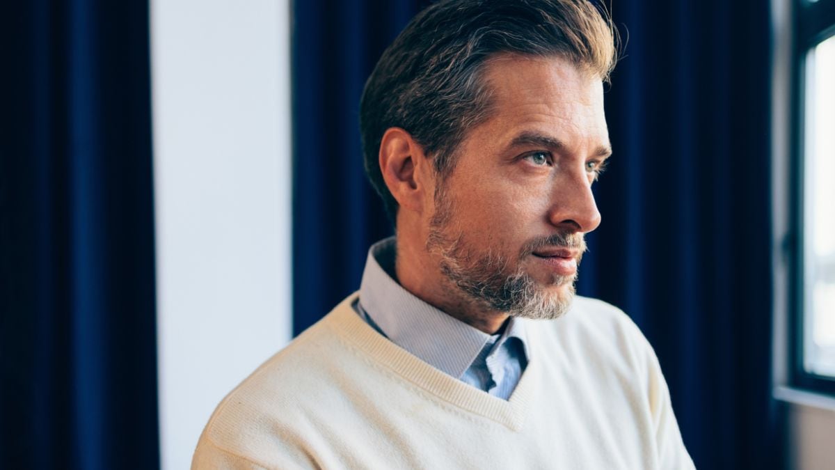 Clásico, cómodo y fácil de combinar: así es el jersey de hombre con más de 29.000 valoraciones que no para de venderse en Amazon