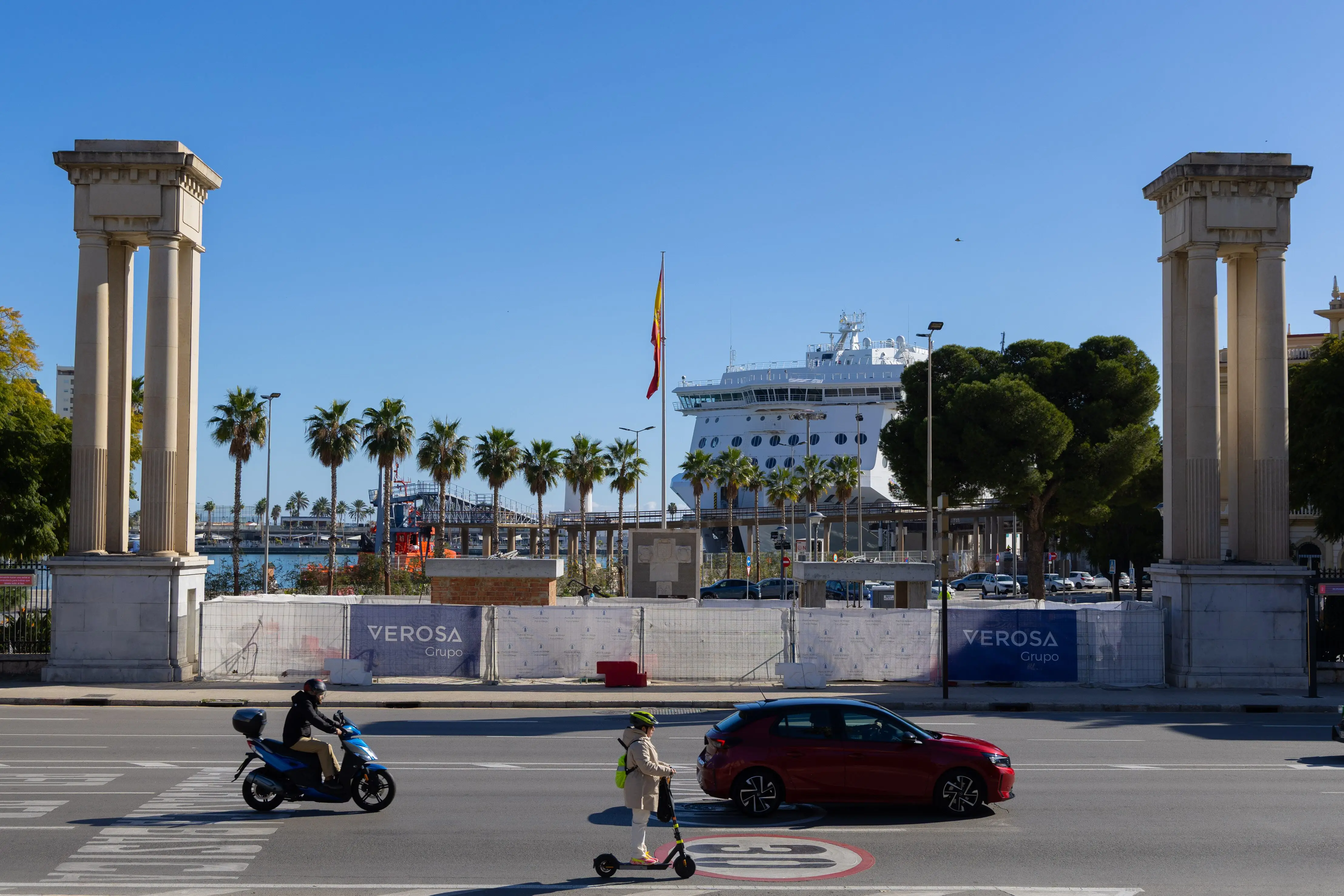 Imagen 1 de Nuevo icono cultural o kitsch: las dudas de Málaga con las estatuas gigantes de Neptuno y Venus