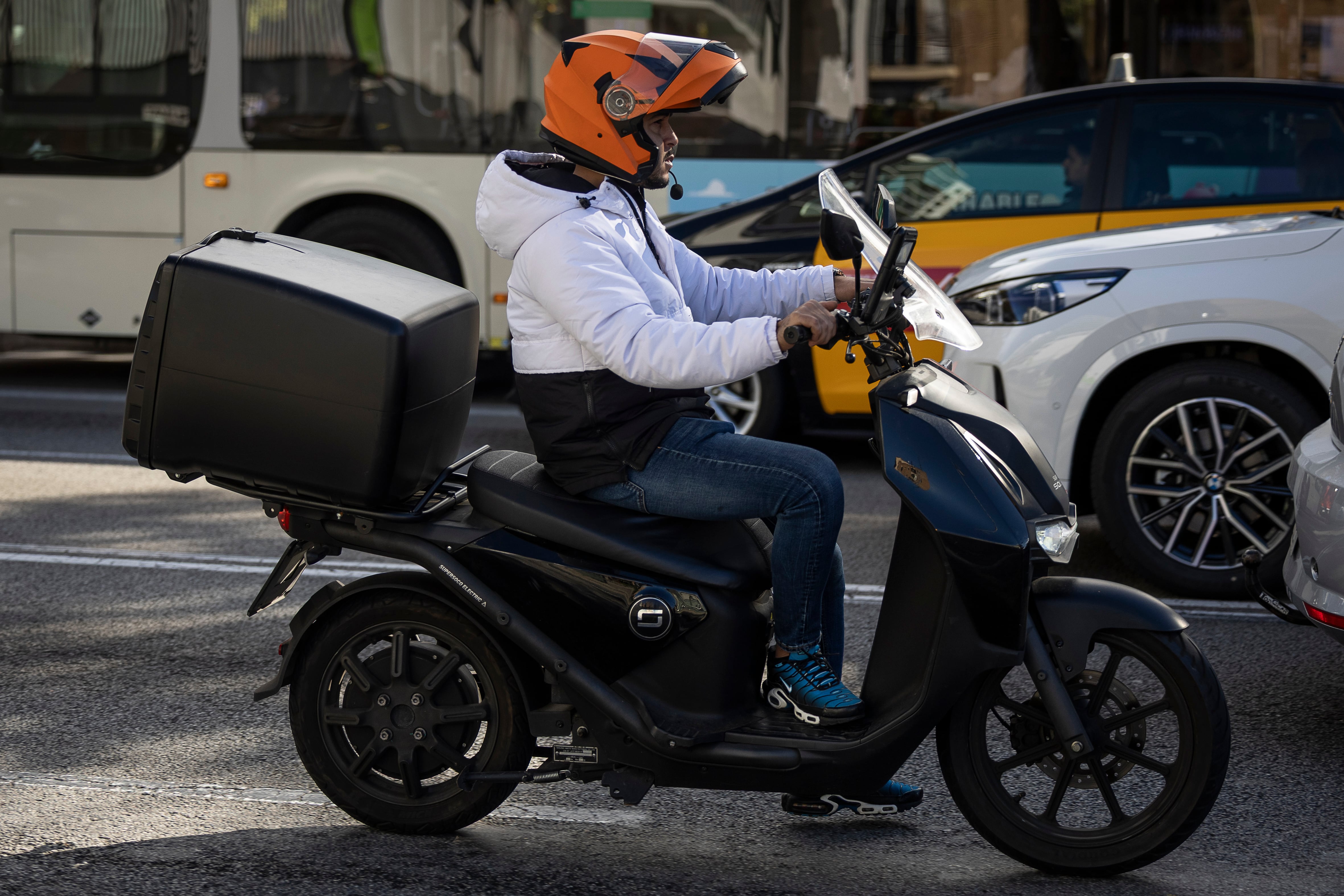 Barcelona dará 600 euros para comprar ciclomotores eléctricos a quien desvalije uno de combustión