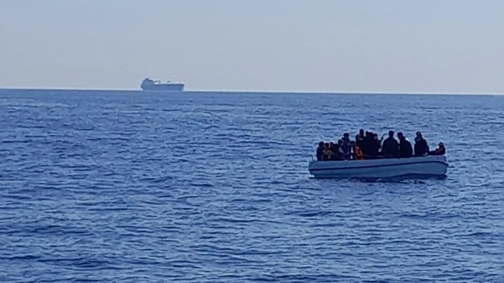 Llega una patera con 126 migrantes al muelle de La Restinga de El Hierro