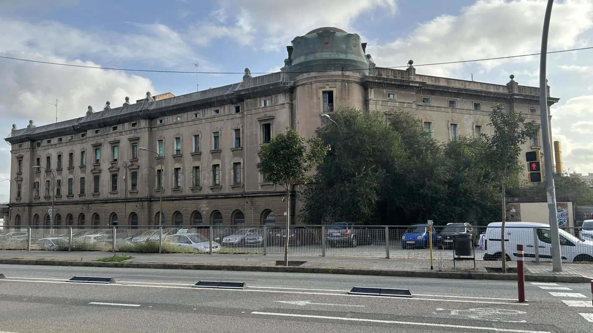 Las obras de la Sagrera elevarán la altura de la calle y obligarán al derribo de la antigua estación de mercancías en 2026