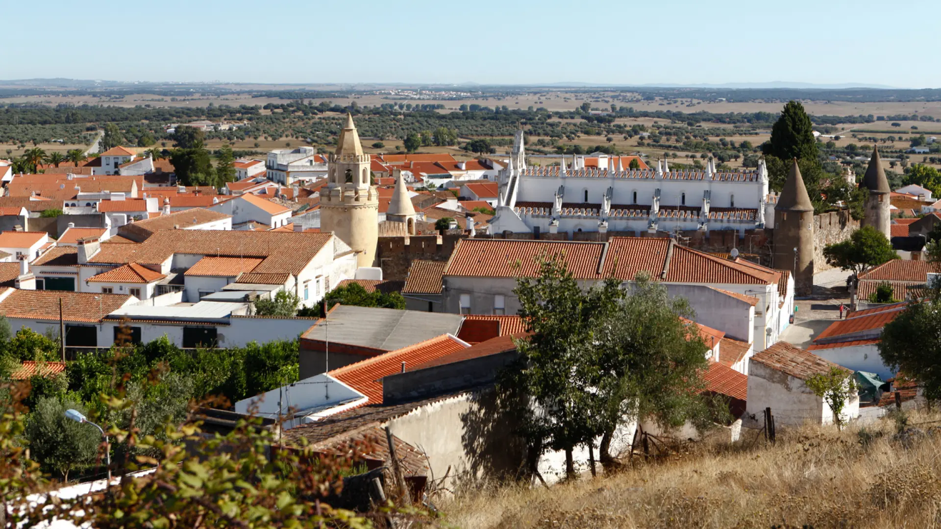El pueblo de Portugal poco conocido con un castillo e iglesias llenas de arte