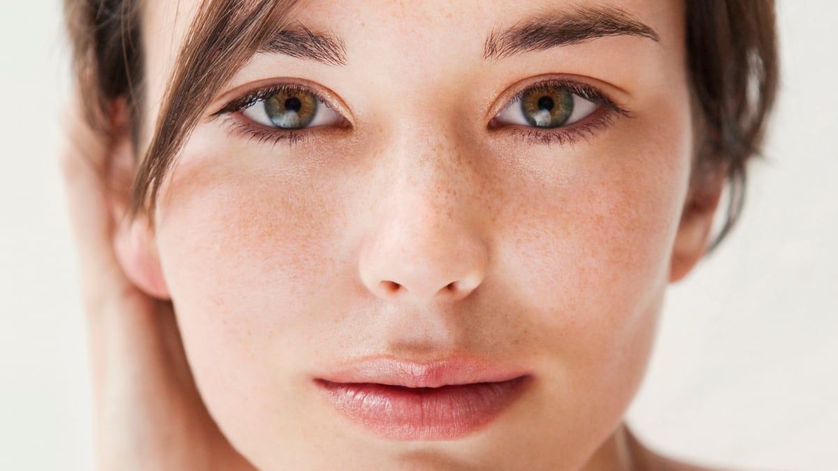 ¿Tienes miliums? Este es el primer paso para eliminar los molestos granitos blancos