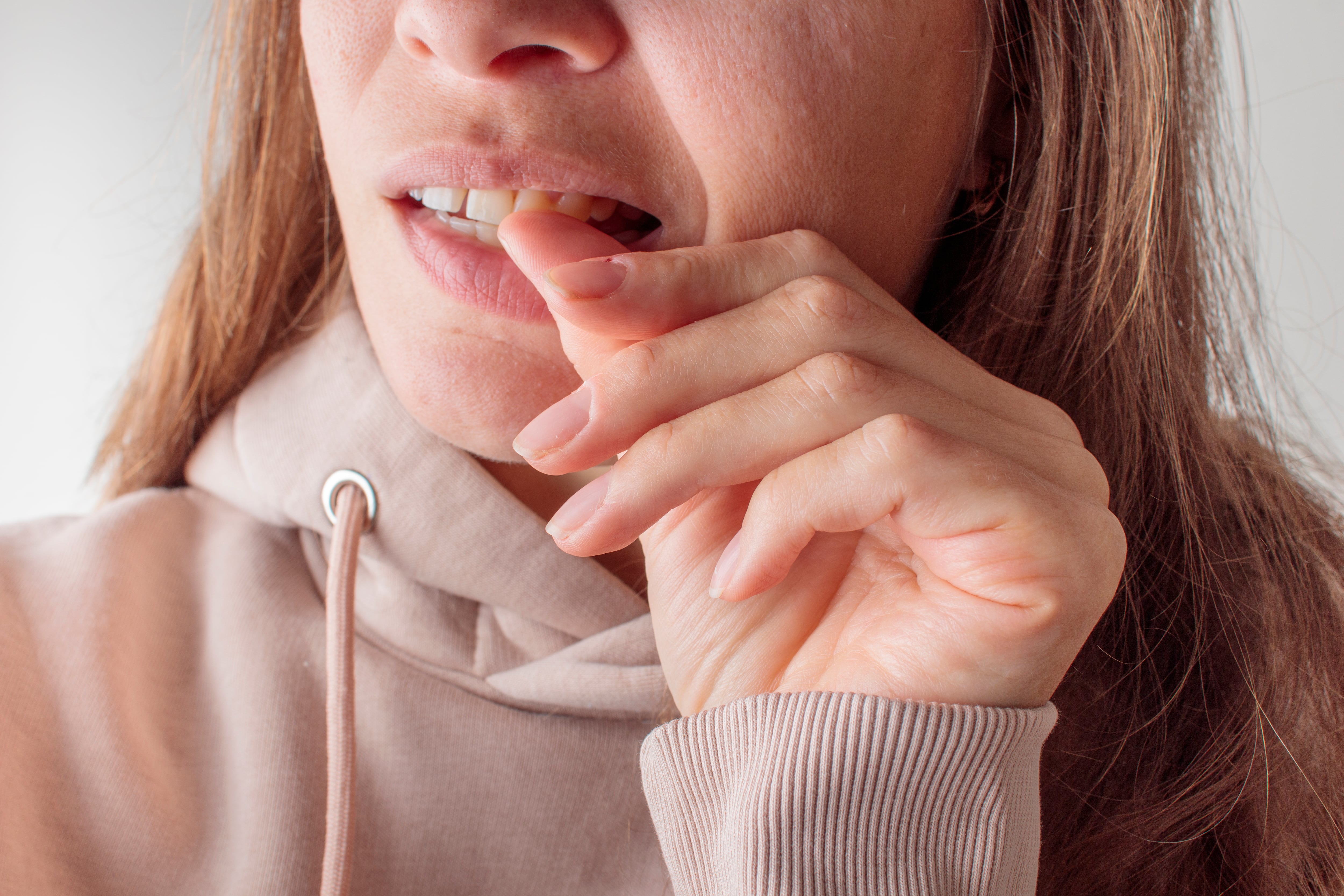 Aceptamos granos, estrías y vello corporal… ¿Por qué no las uñas mordidas?