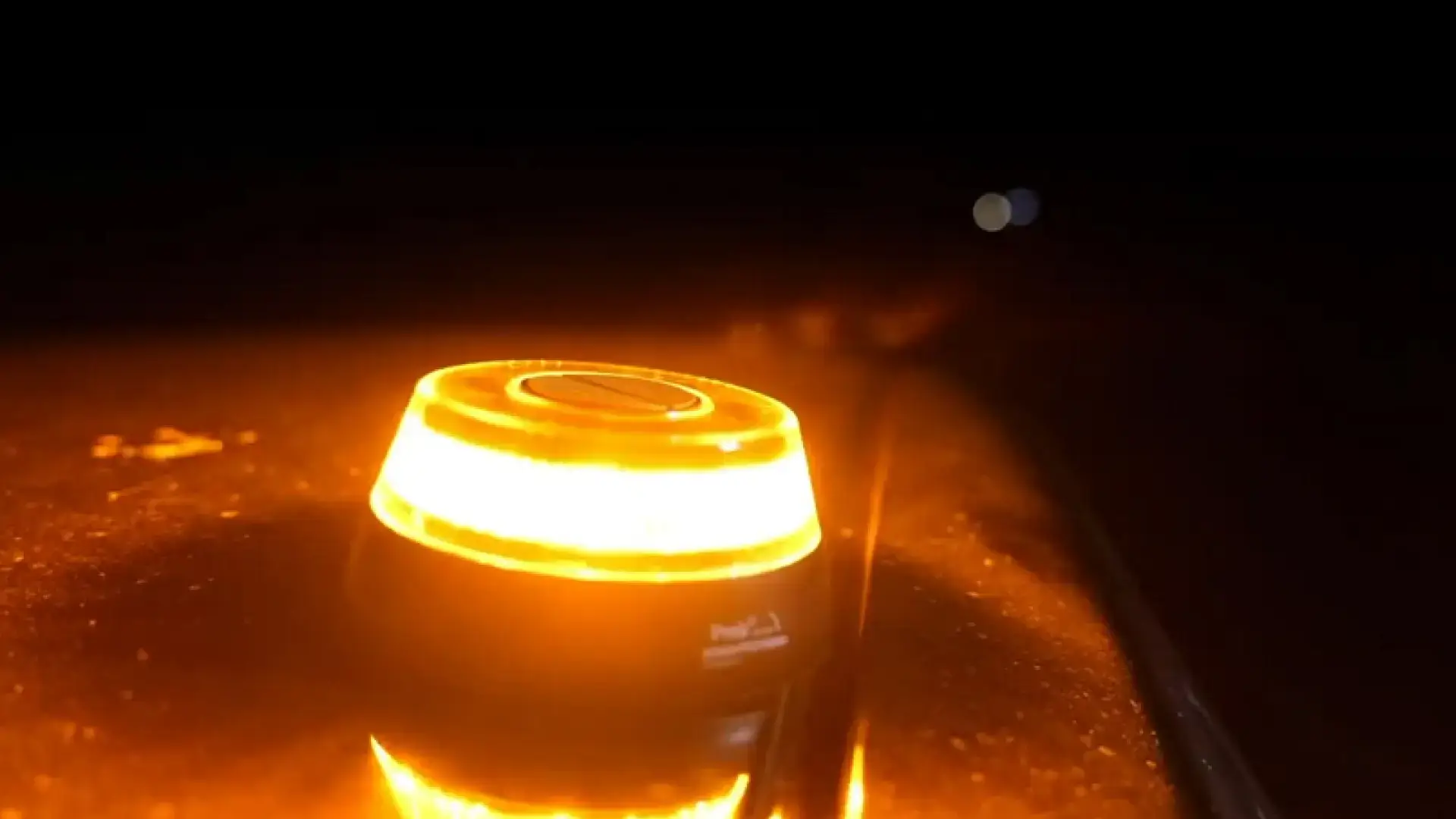 Imagen 1 de ALDI ya tiene también baliza V-16 conectada a la DGT, su dispositivo para sustituir a los triángulos en 2026