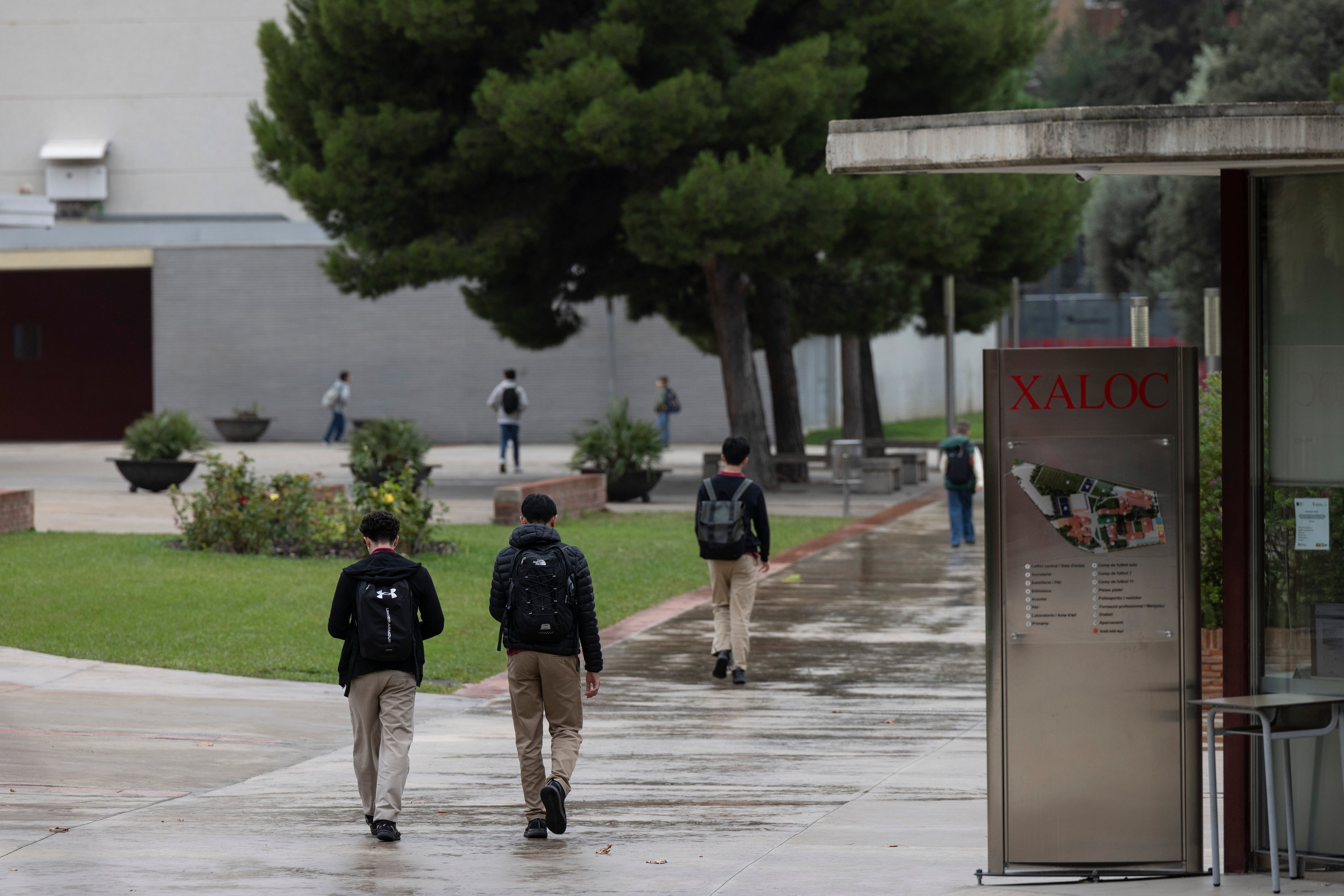 Familias de escuelas del Opus, angustiadas ante la privatización: “No queremos que nos envíen a barracones”