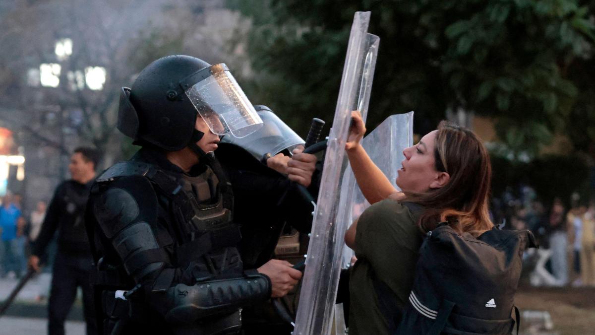 Más de cien policías y una veintena de heridos en México durante la marcha de la ‘Generación Z’