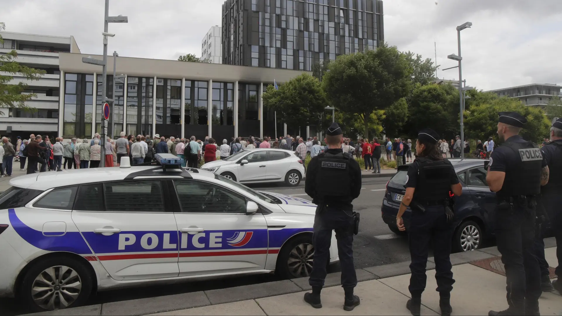 Una alerta de bomba interrumpe la emisión en directo de la cadena BFM TV y obliga a evacuar su sede