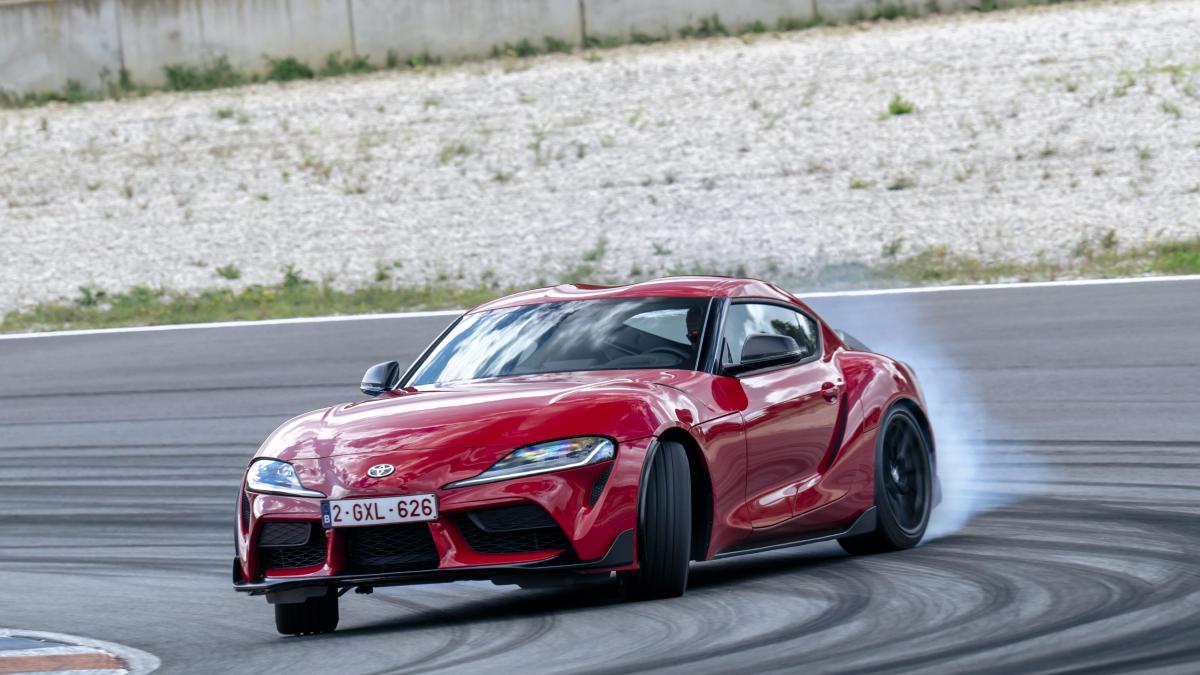 Coches desde 300 CV que resisten a la ofensiva eléctrica: para entusiastas que prefieren el olor a gasolina, el genuino sonido del escape y el tacto deportivo del acelerador