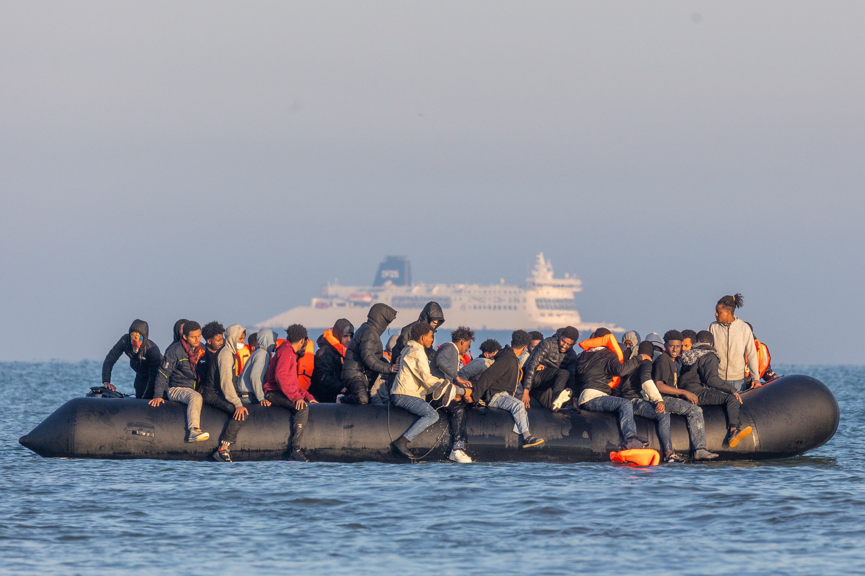 Starmer se enfrenta a una creciente rebelión de diputados laboristas por su política migratoria