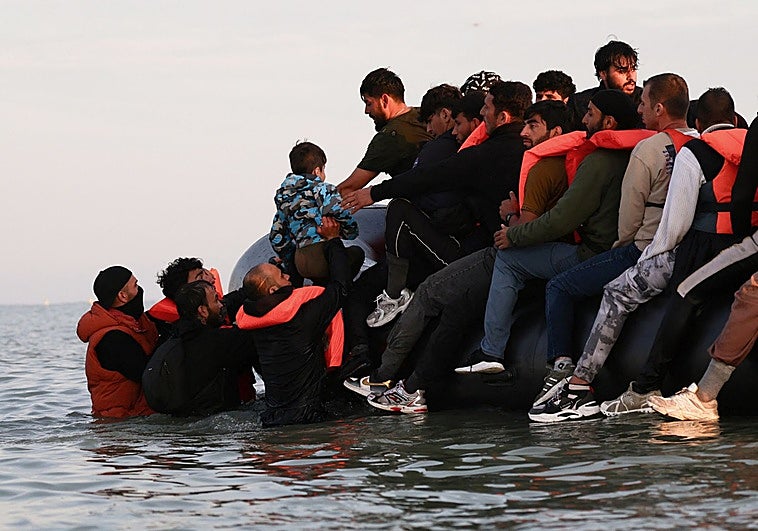 El Gobierno británico planea aumentar las expulsiones de migrantes