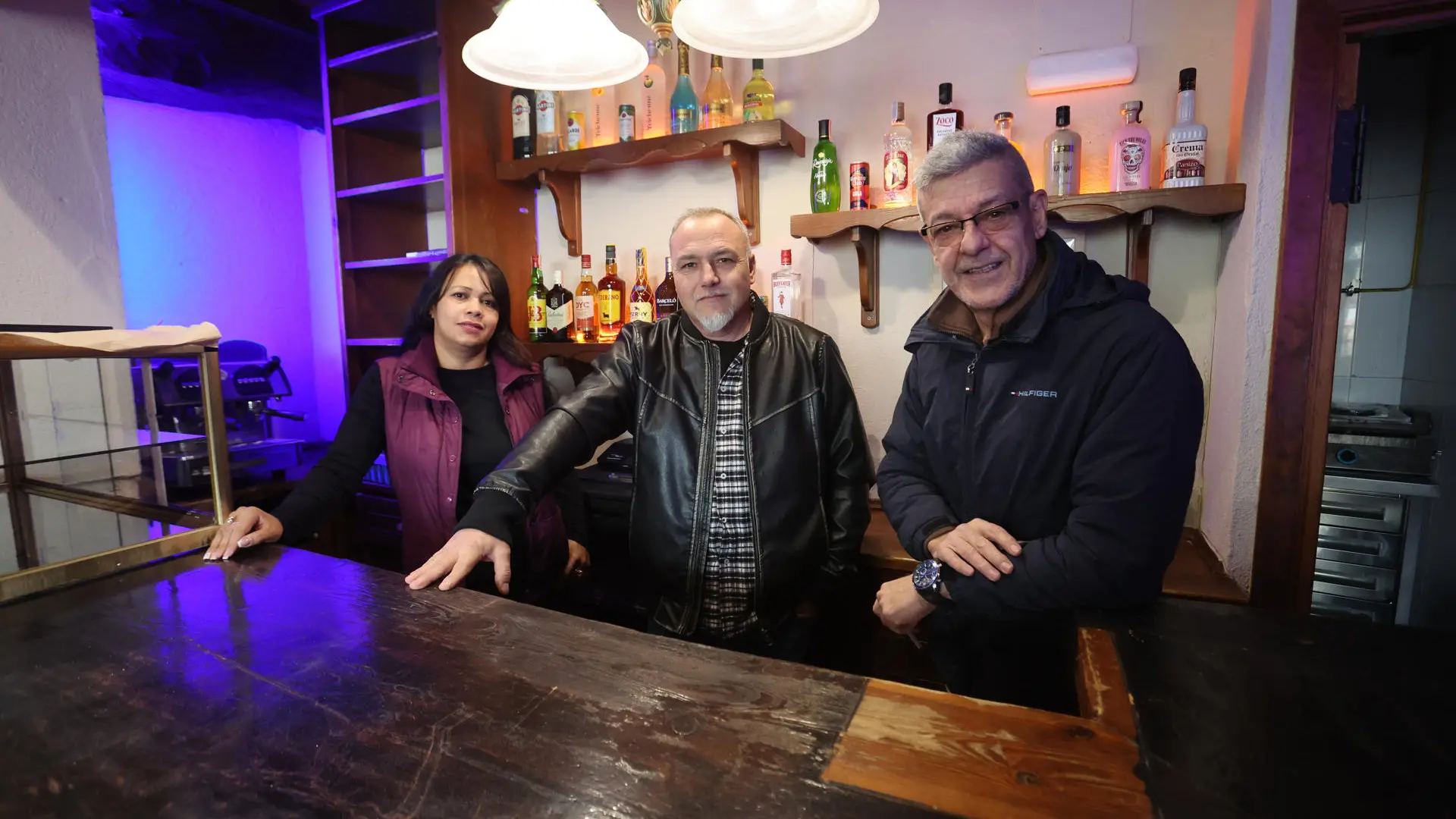 Tres madrileños dejan todo para llevar el bar y la casa rural de un pueblo de Salamanca a cambio de un alquiler mensual de 92 euros