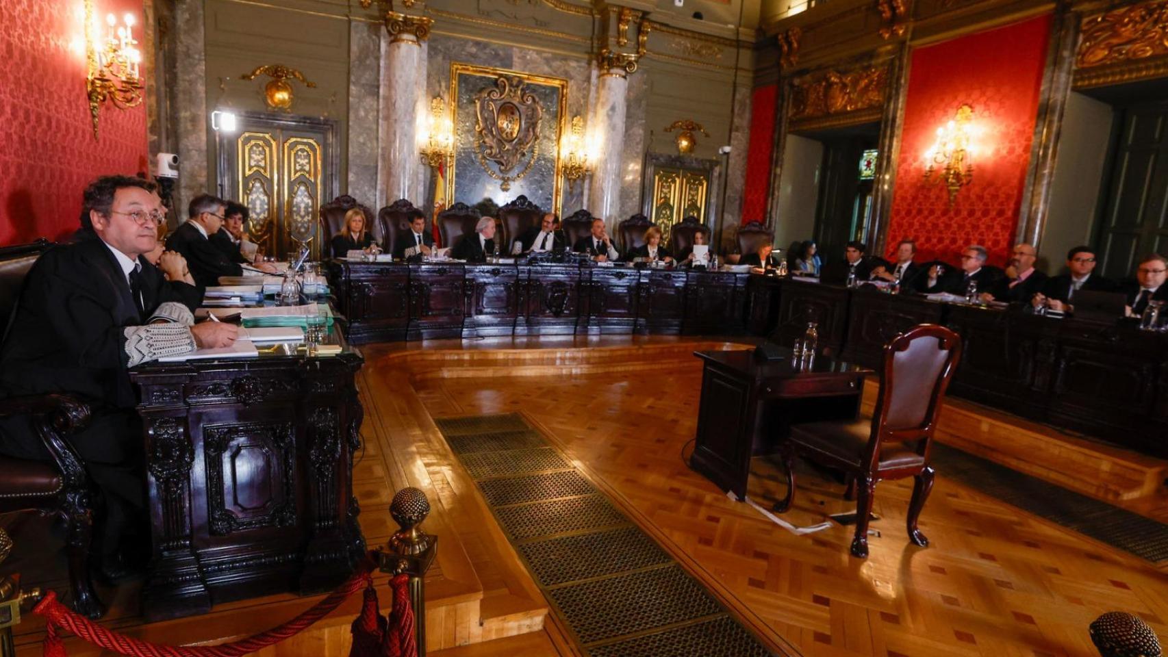García Ortiz escenifica su desafío ante el TS: viste de fiscal, se sienta junto a los jueces y sus subordinados le aplauden