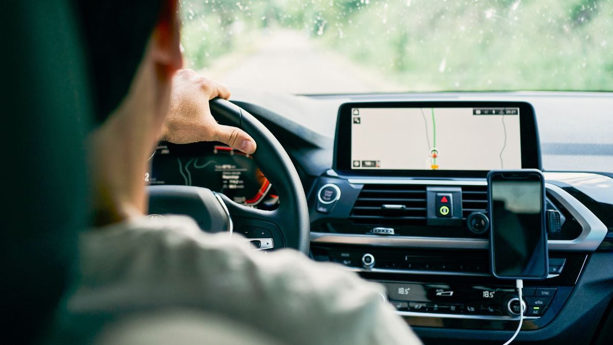 Este purificador de aire para el coche elimina los malos olores mientras te carga el móvil