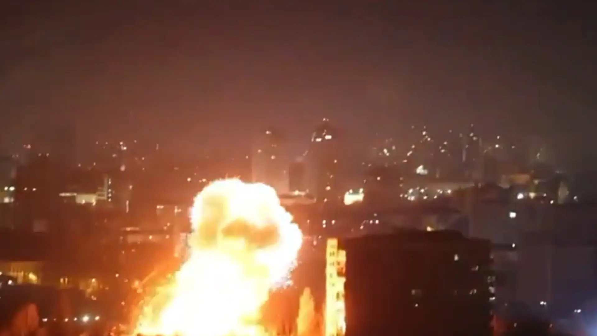 Los misiles llenan de fuego la noche de Kiev: así ha sido el último bombardeo de Rusia
