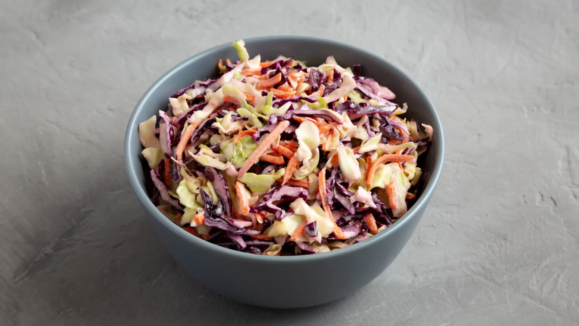 Ensalada de pollo y col: una receta sencilla, barata y llena de color y sabor