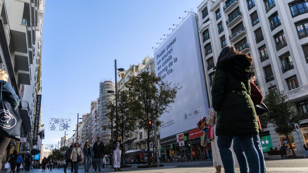 El Gobierno conmemora el 20-N con una lona gigante en catalán en el centro de Madrid