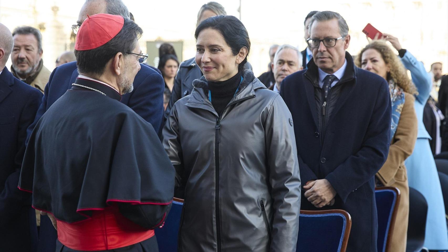 Ayuso, evacuada en ambulancia durante la misa de la Almudena tras una leve indisposición: la causa más probable es un virus