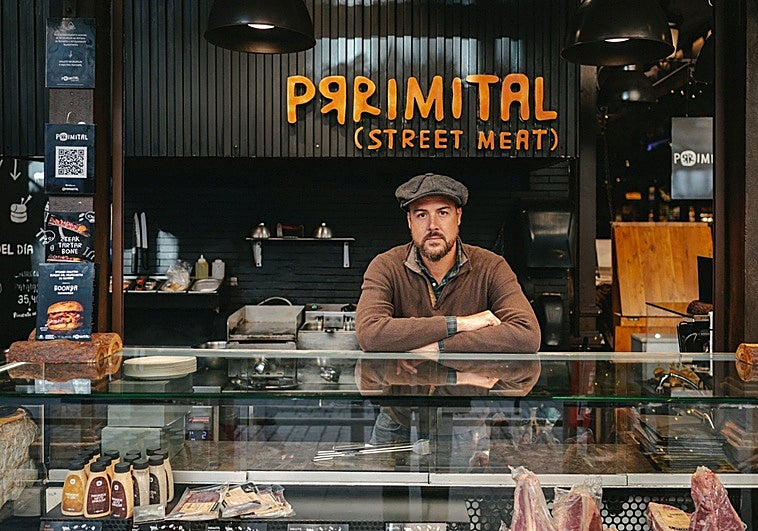 Prrimital, fuego y carne en un puesto de mercado