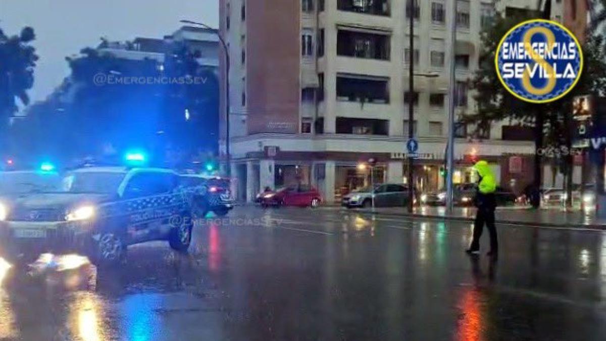 Atropella a un hombre en Sevilla y recorre varios kilómetros con el cuerpo atrapado bajo el coche