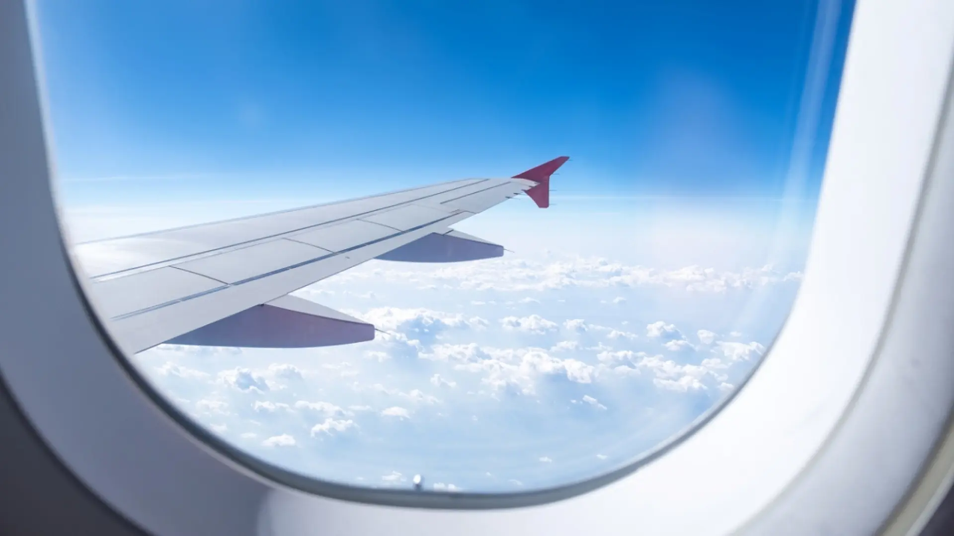 Un piloto explica el verdadero motivo por el que hay que tener las ventanillas del avión abiertas en el despegue y el aterrizaje