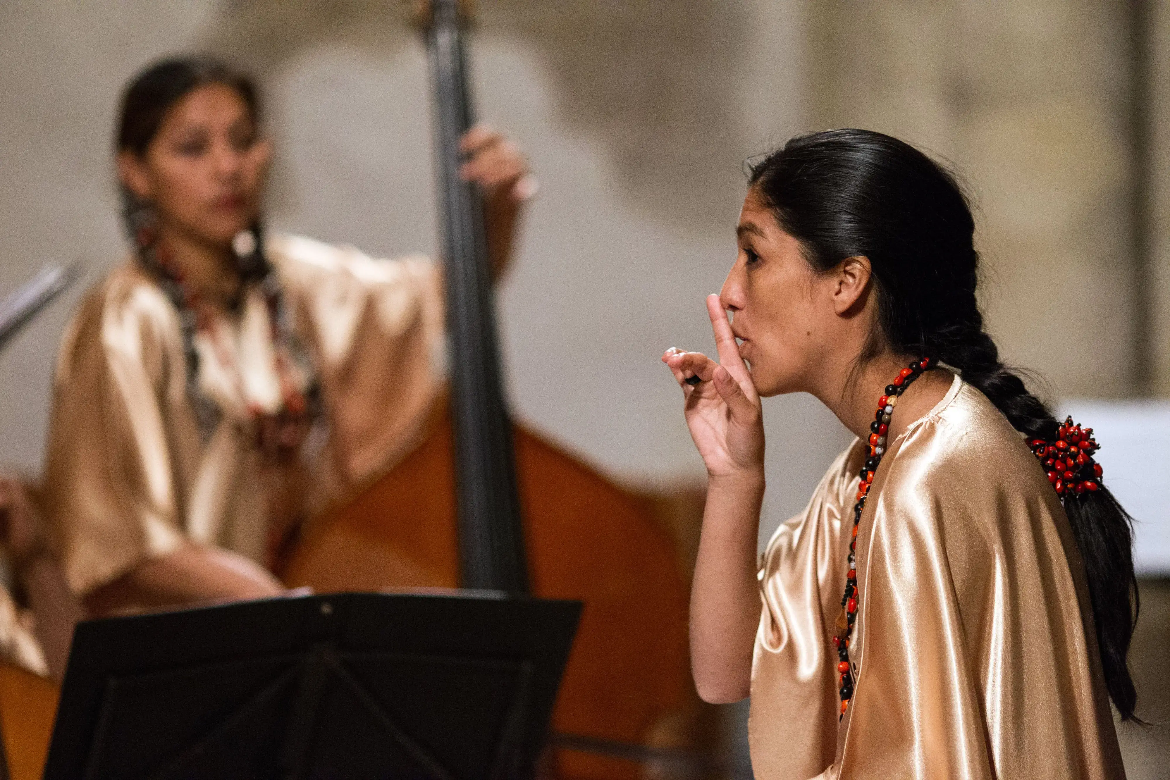 Imagen 1 de La recolectora de partituras: volver a tocar piezas de principios del siglo XX, conservadas por los indígenas