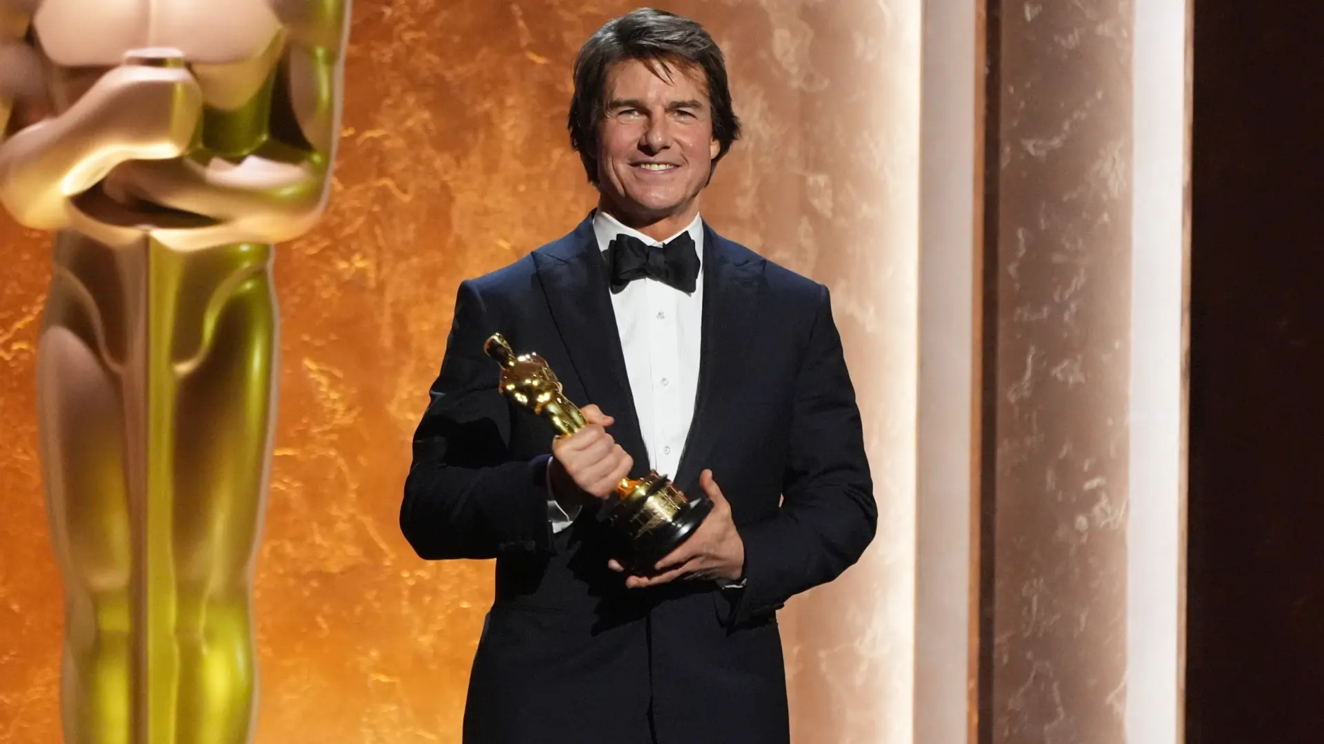Tom Cruise recibe por fin su Oscar honorífico: "Haré todo lo posible por este arte, ojalá sin muchos huesos rotos"