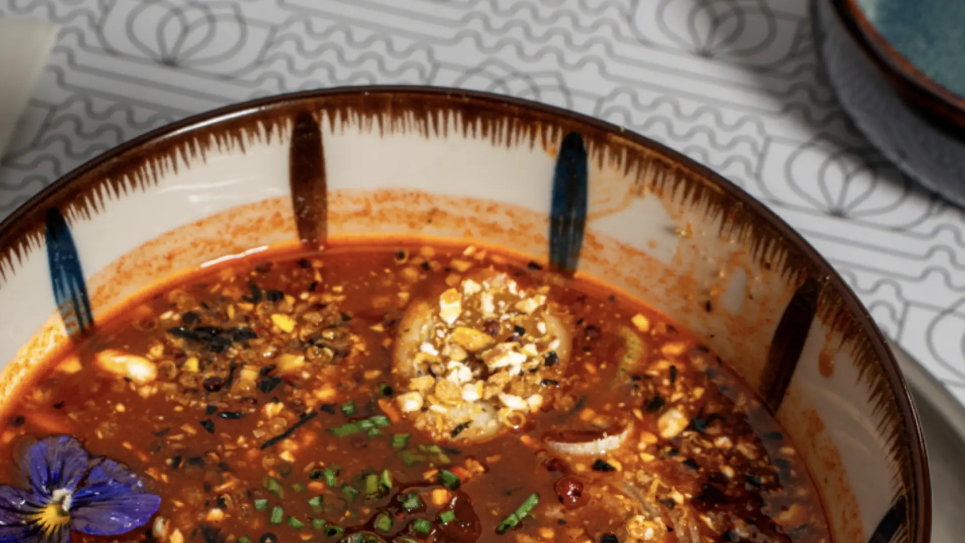 Platos por 8 euros y una barra acuática: así es el restaurante de Barcelona del que todo el mundo habla