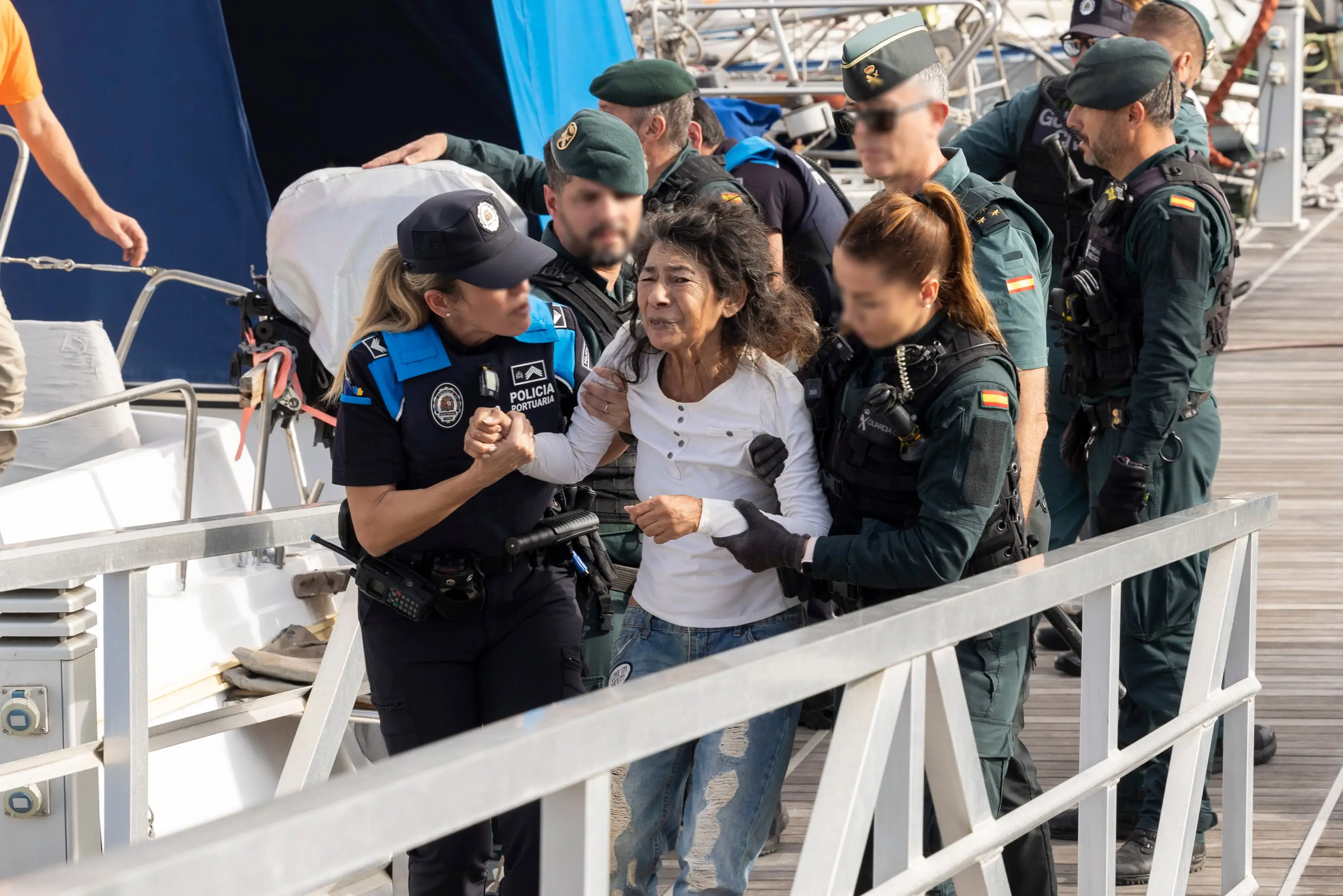 Imagen 1 de La Autoridad Portuaria desahucia a una mujer vulnerable de 71 años del barco donde vivía en Las Palmas de Gran Canaria