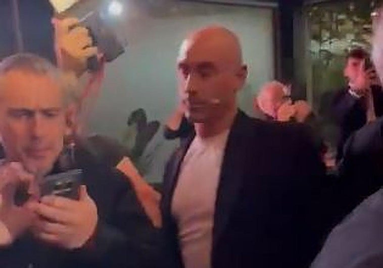 Le lanzan huevos a Luis Rubiales durante la presentación de su libro