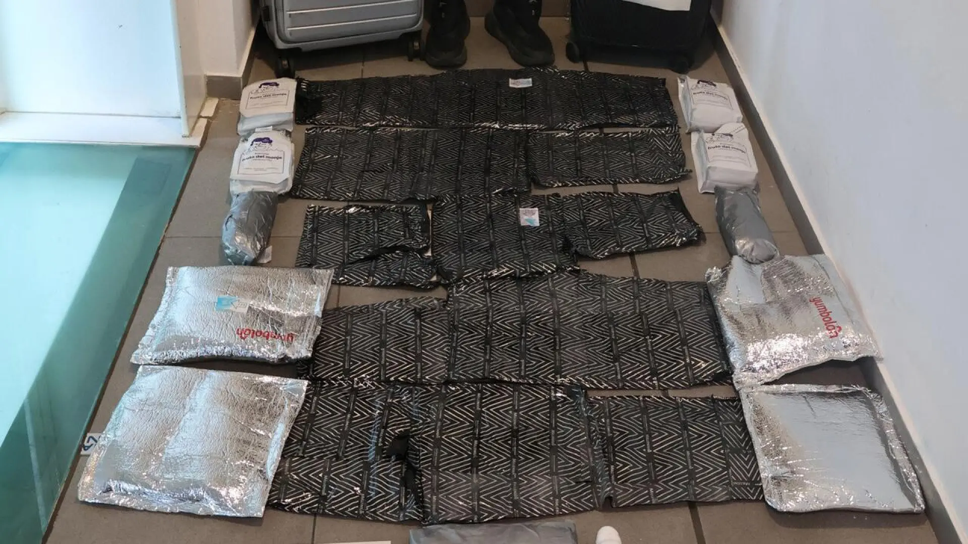A prisión un pasajero detenido en el aeropuerto de Barcelona con más de 14 kilos de cocaína en el equipaje