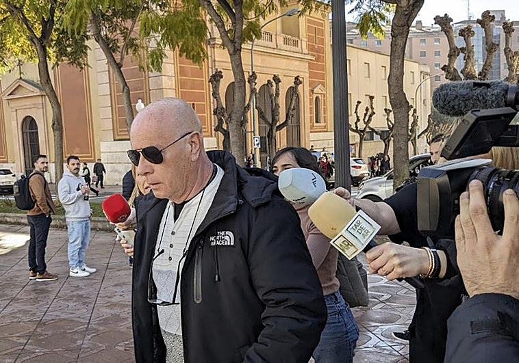 Un juzgado absuelve al padre de Rosa Peral de mentir para encubrirla por el crimen de la Guardia Urbana