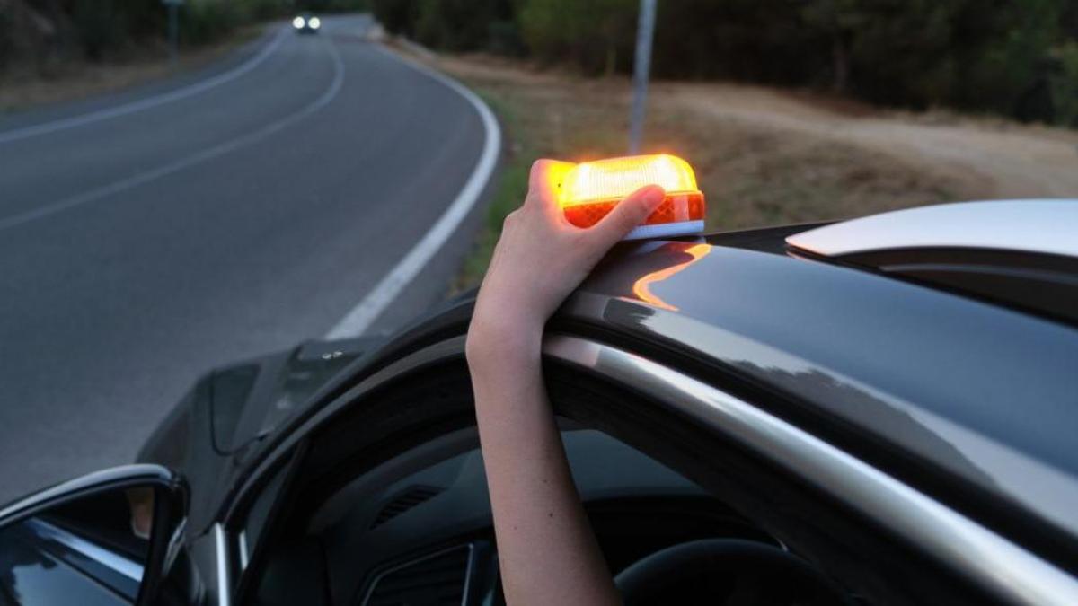 Balizas V16 homologadas: guía 2026 de luces de emergencia