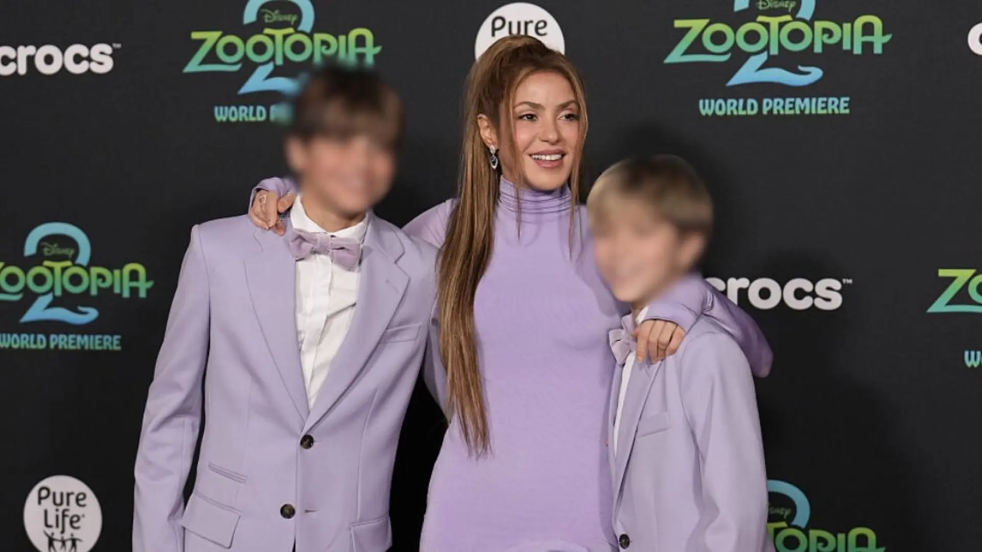 Shakira reaparece con sus hijos en la alfombra roja y vestidos iguales: esta es su declaración de intenciones