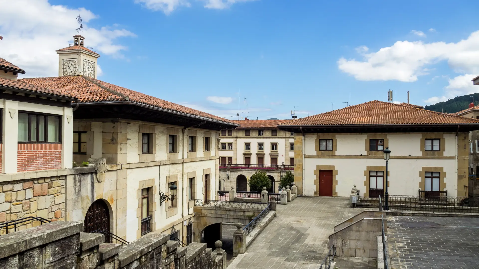 El pueblo con más historia de Vizcaya: uno de los parlamentos más antiguos y un cuadro símbolo mundial