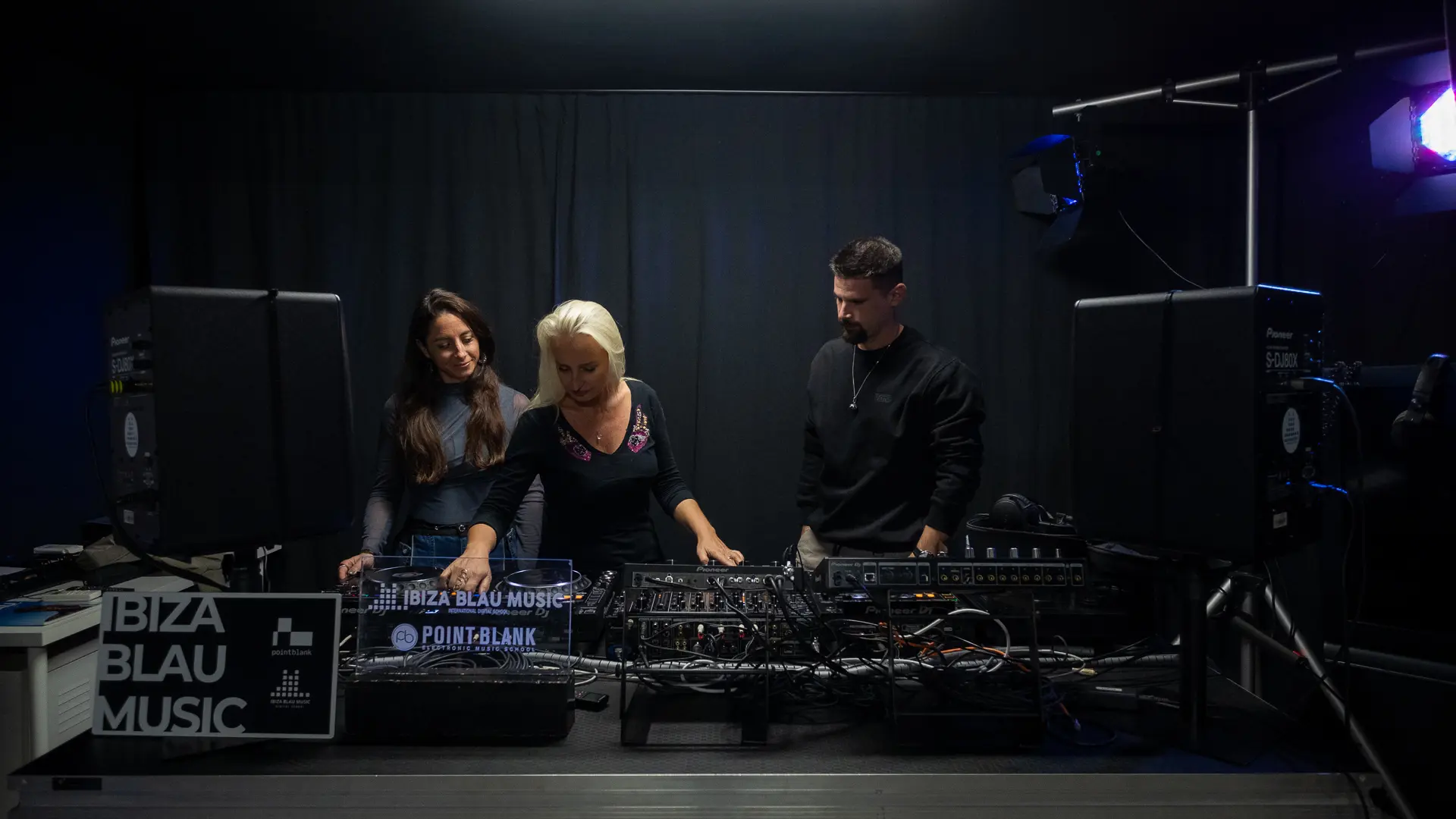 Así se aprende a ser DJ en Ibiza: "Pinchar es crear un viaje, es empezar, subir, bajar y llevar a la gente"