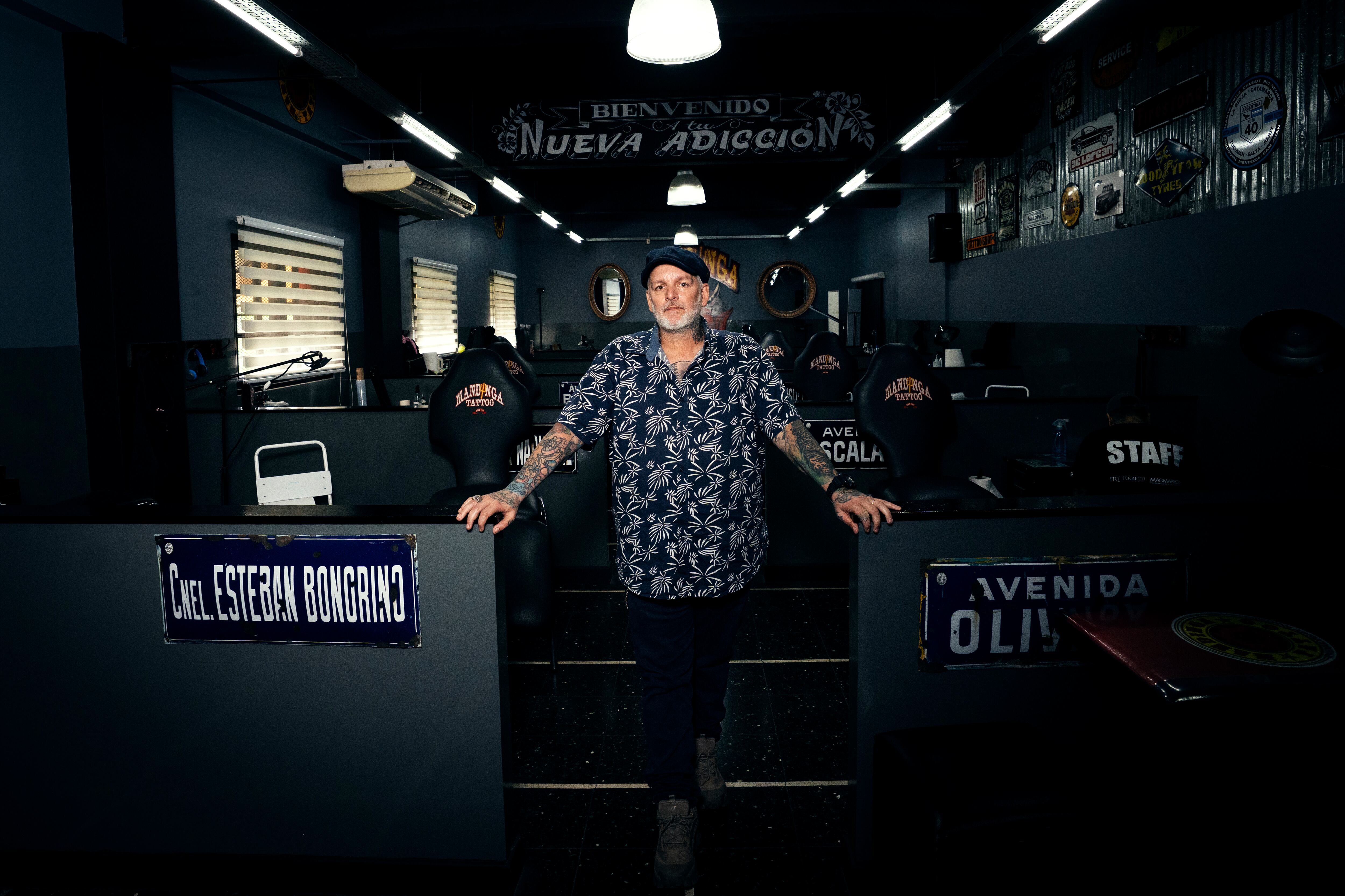 El tatuador argentino que devuelve la autoestima a las sobrevivientes de cáncer de mama