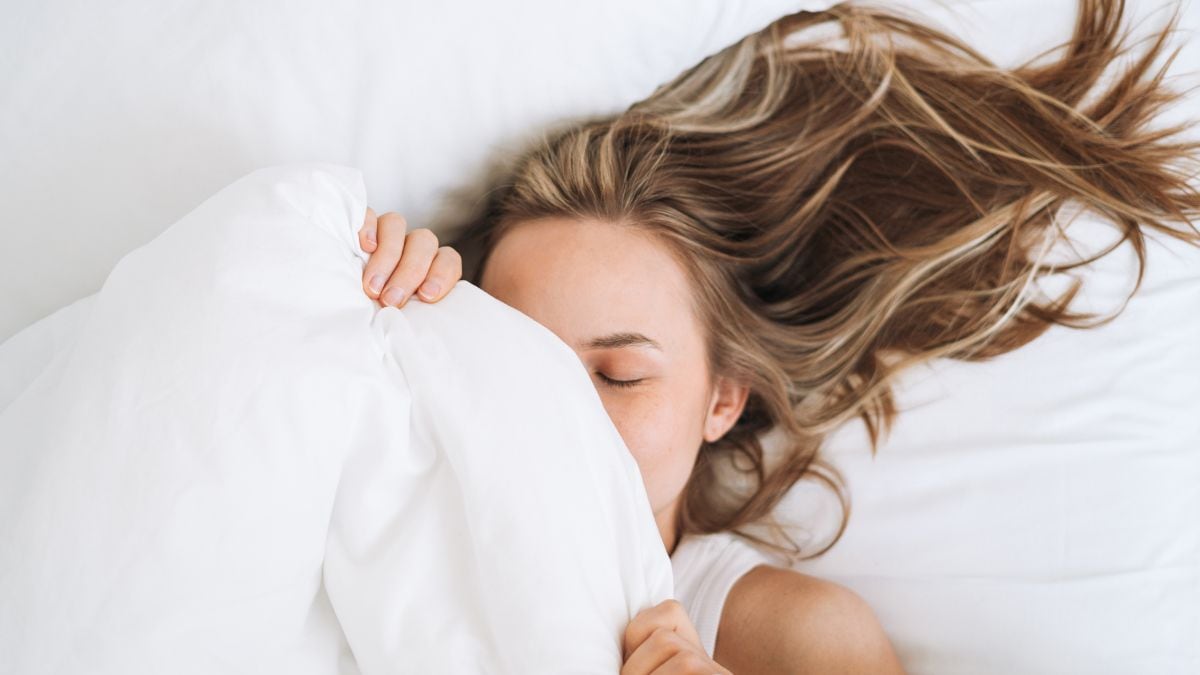 Hidrata tu pelo mientras duermes: despídete del pelo seco y recupera su brillo con el sérum capilar de Gliss