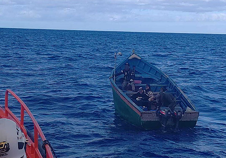 La llamada desde una patera activa el protocolo de rescate de siete inmigrantes al sureste de Gran Canaria