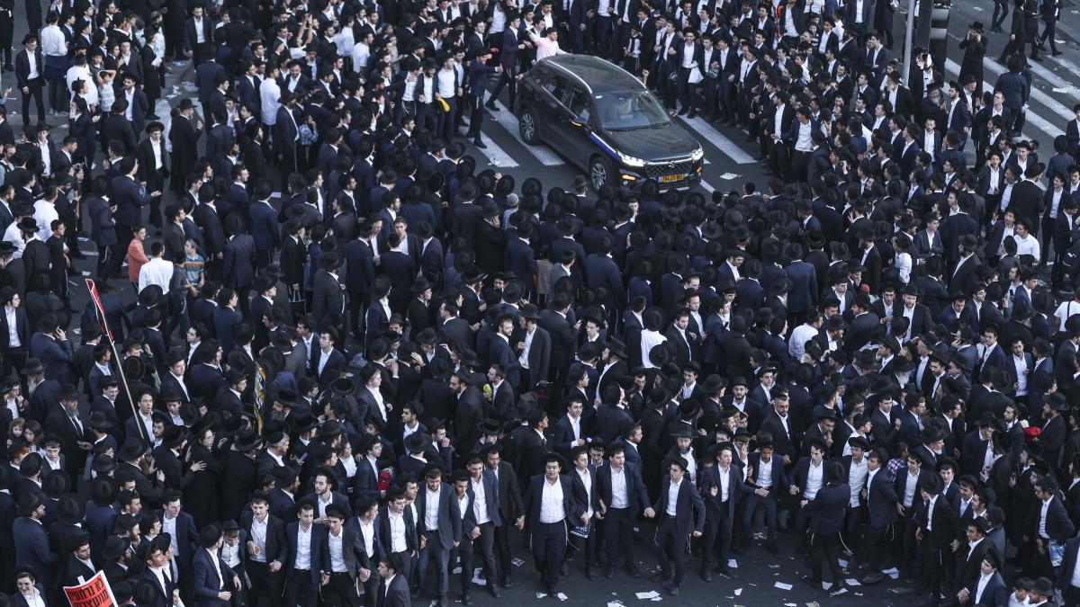 Ultraortodoxos rompen la ventana del coche de un diputado israelí y le arrojan basura